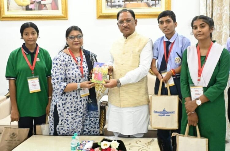 राष्ट्रपति से भेंट कर लौटे प्रतिभावान विद्यार्थियों ने मुख्यमंत्री श्री विष्णु देव साय से की सौजन्य मुलाकात
