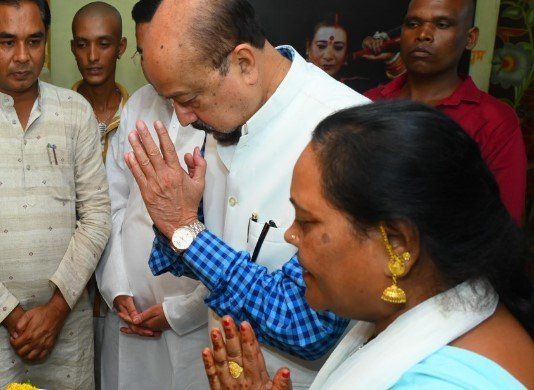 राज्यपाल श्री रमेन डेका ने पद्म विभूषण स्व. डॉ. तीजन बाई के गृह ग्राम गनियारी पहुंचकर दी श्रद्धांजलि